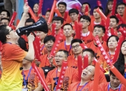 顶尖球队争夺荣誉，比赛场面激烈的简单介绍