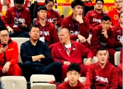 比赛展开后场上竞争白热化，双方角逐激烈 