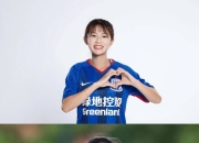 世界级足球赛事中，女运动员展现实力 