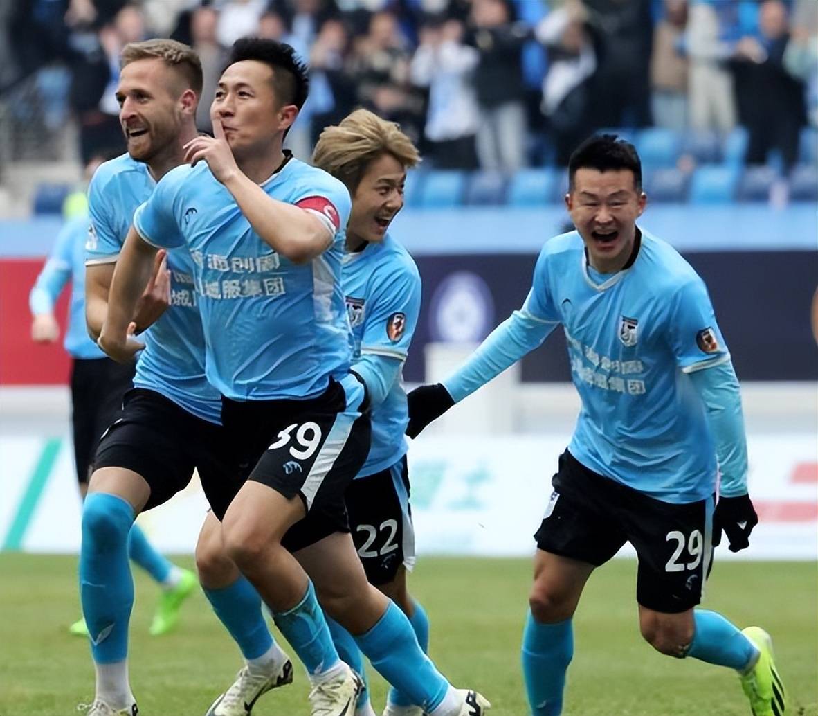 包含亚洲足球黄金时刻，俱乐部比赛场面热闹非凡的词条