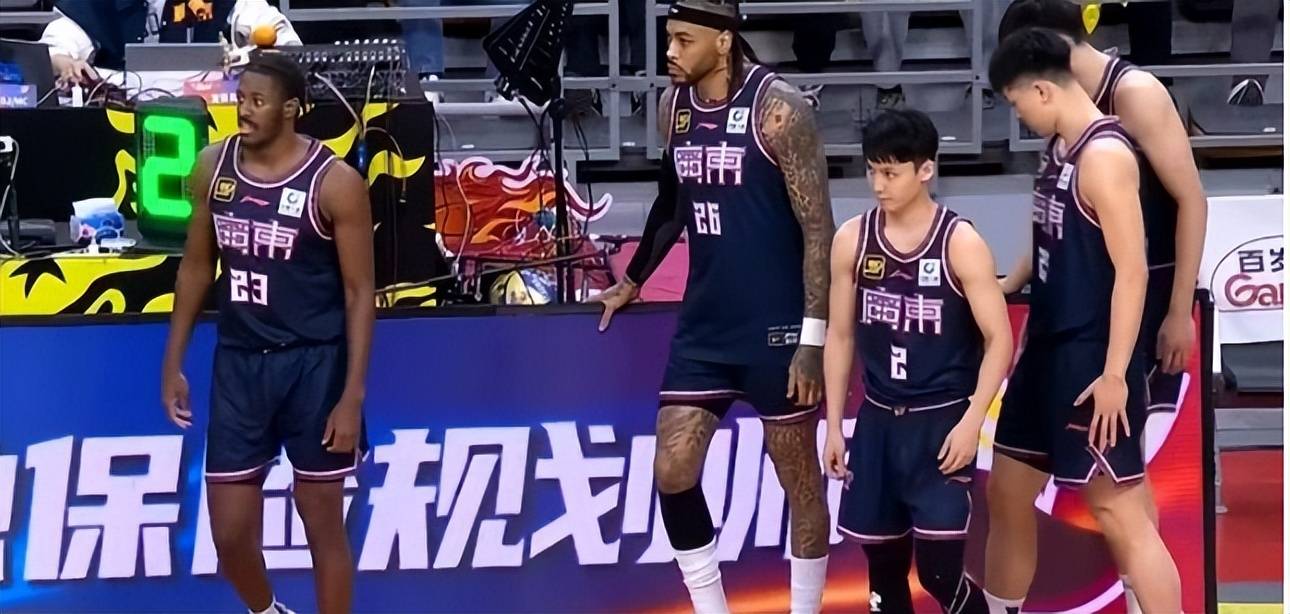 鹞子队成功逆转，晋级季后赛次轮的简单介绍