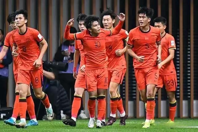国际足球比赛中，中国队反客为主 
